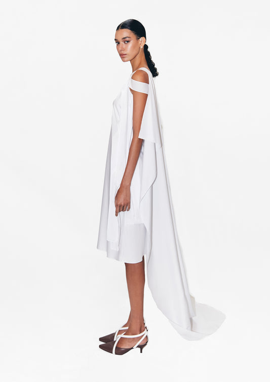 VESTIDO CURTO COM CAPA E FAIXAS