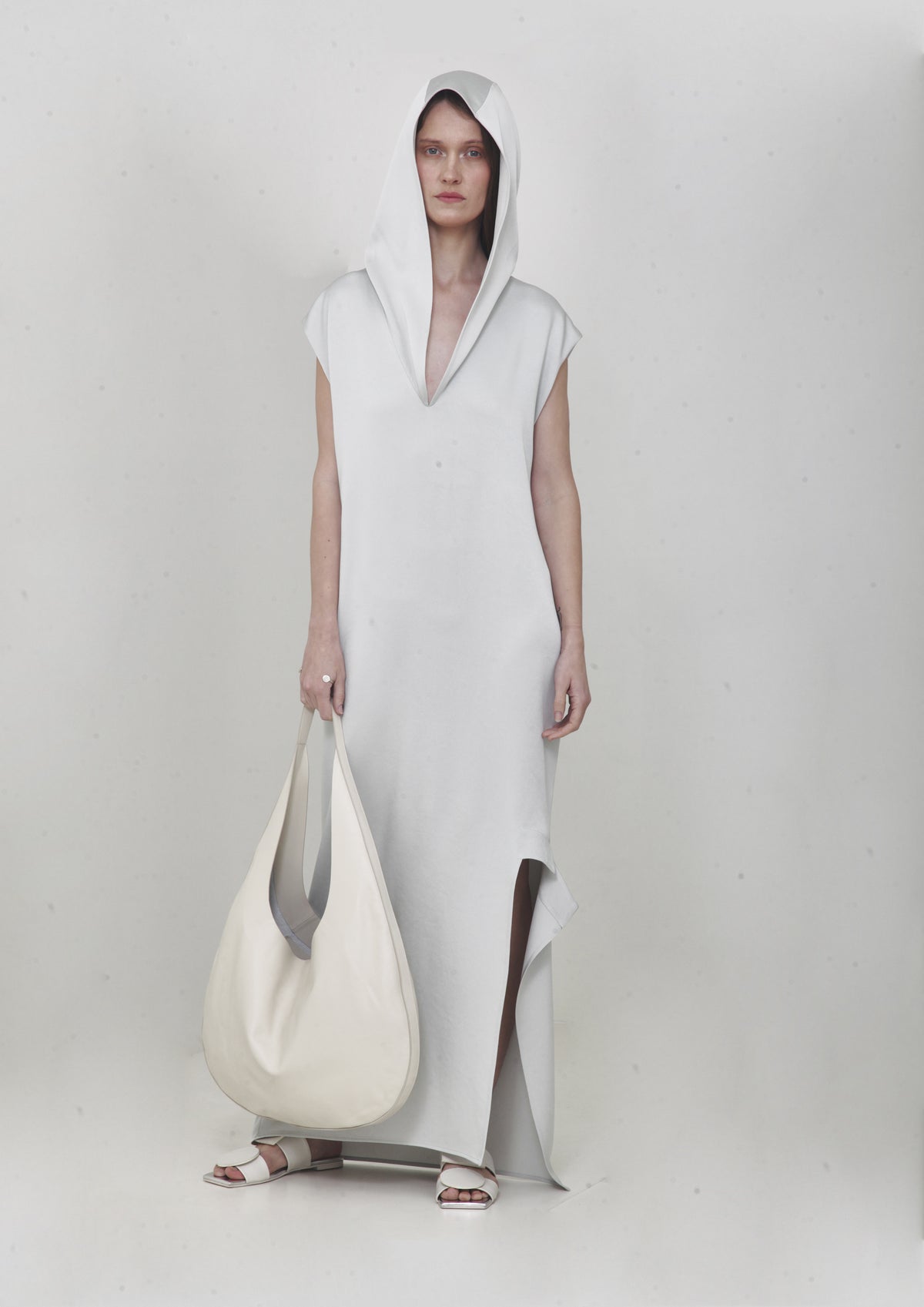 VESTIDO DE FESTA COLUNA COM CAPUZ