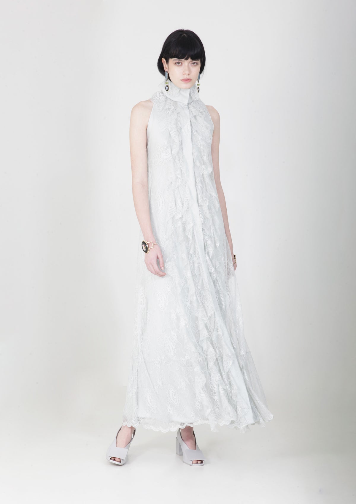 VESTIDO LONGO DE RENDA E BORDADOS