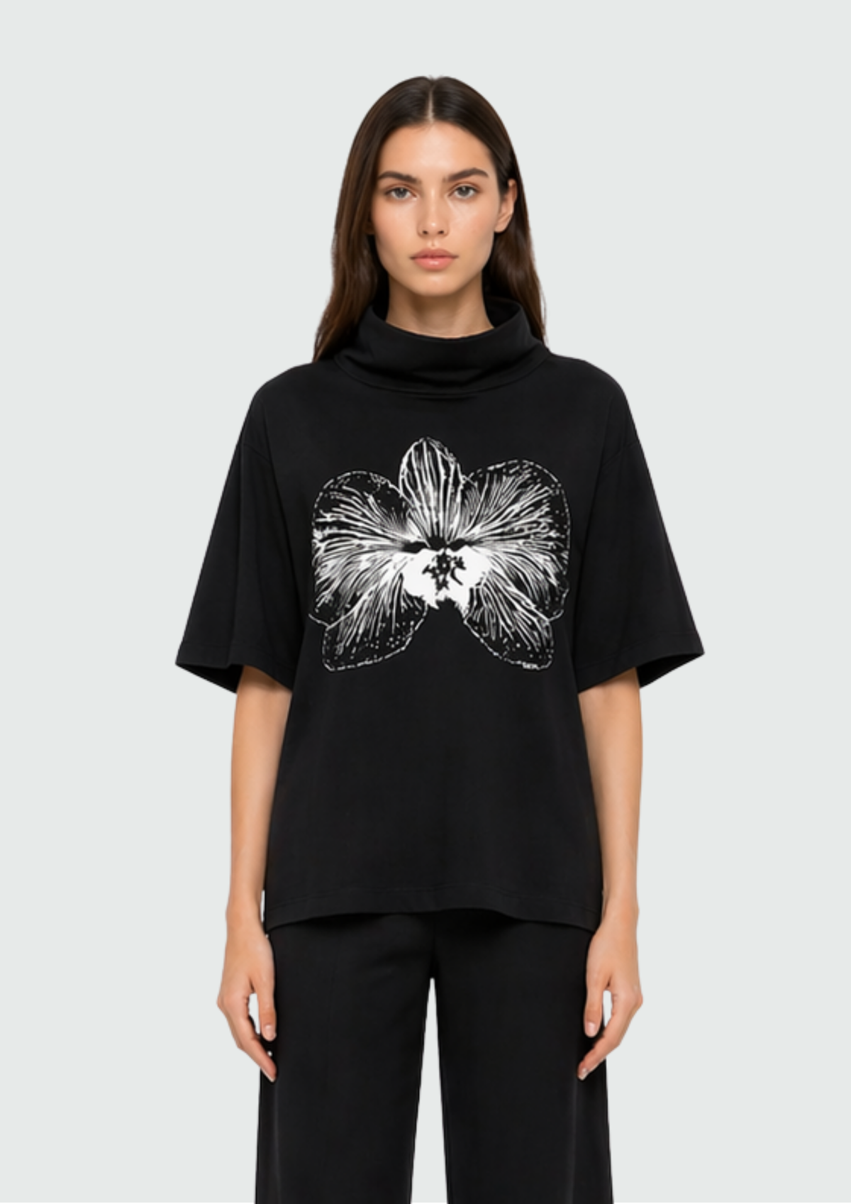 CAMISETA COM GOLA E ORQUÍDEA