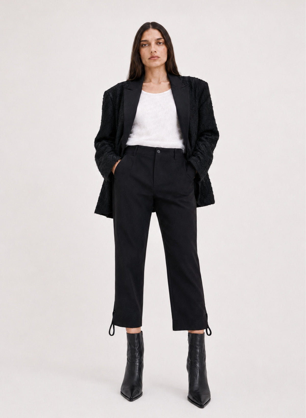 CALÇA COM DETALHE NA BARRA