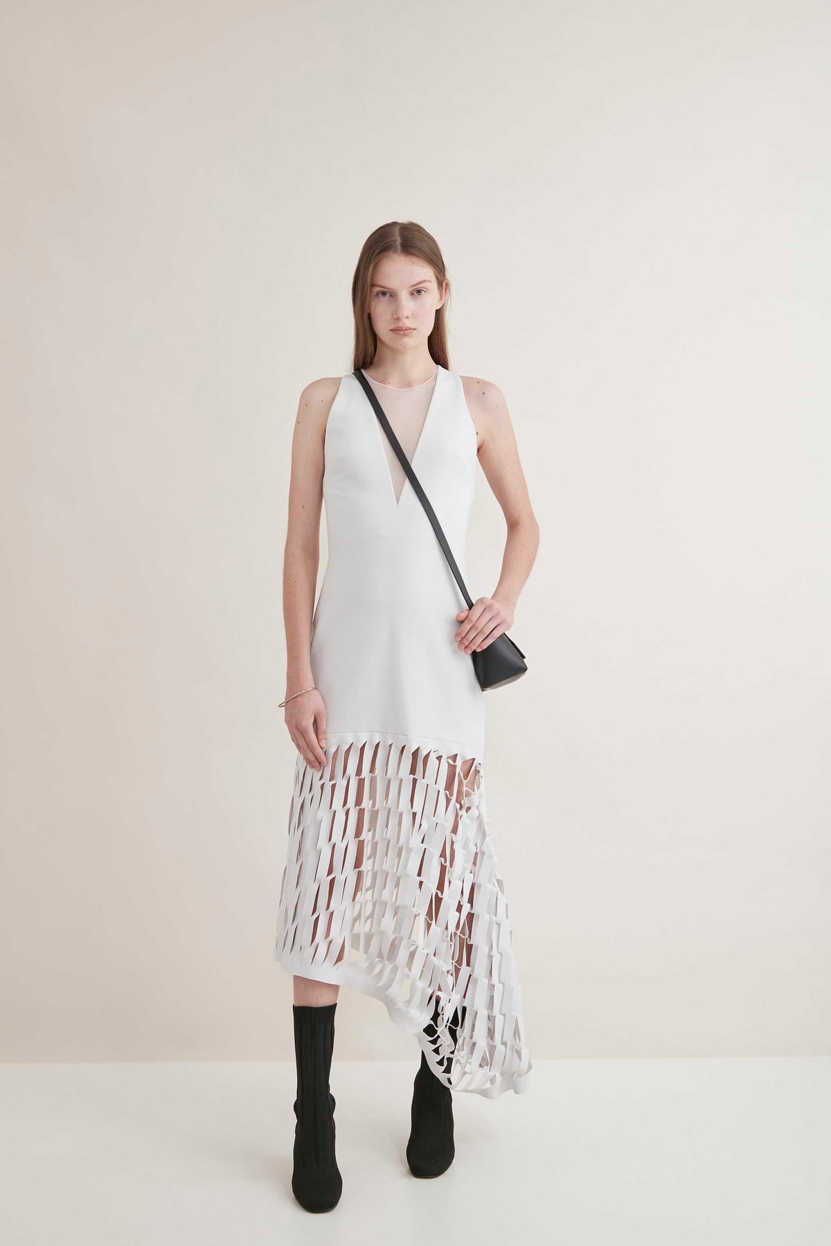 VESTIDO GOLA V COM BARRA TRABALHADA