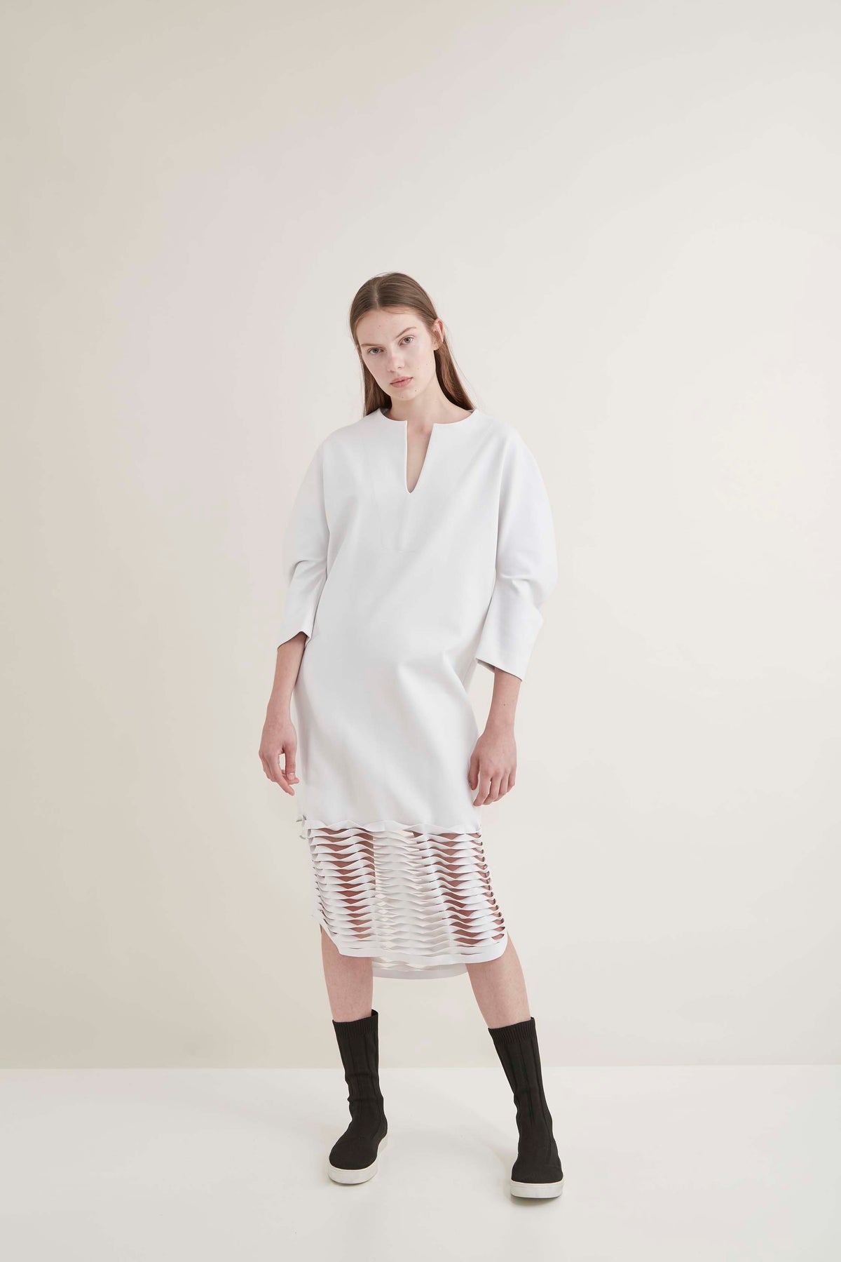 VESTIDO COM RECORTES NA BARRA