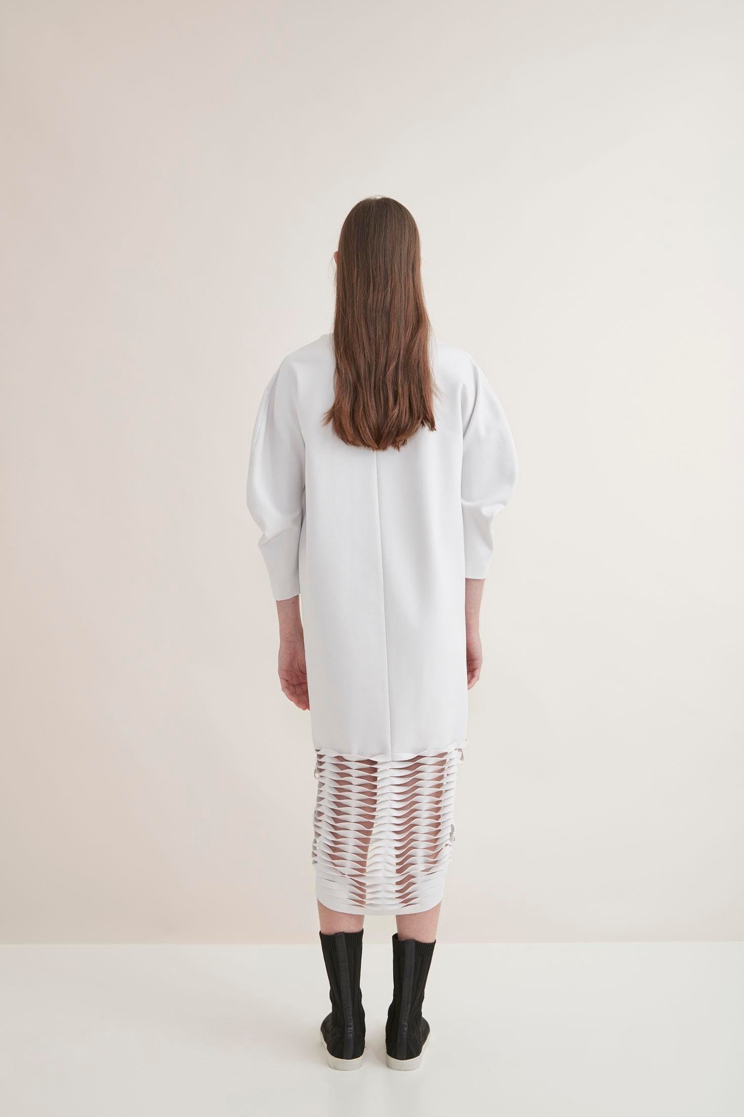VESTIDO COM RECORTES NA BARRA