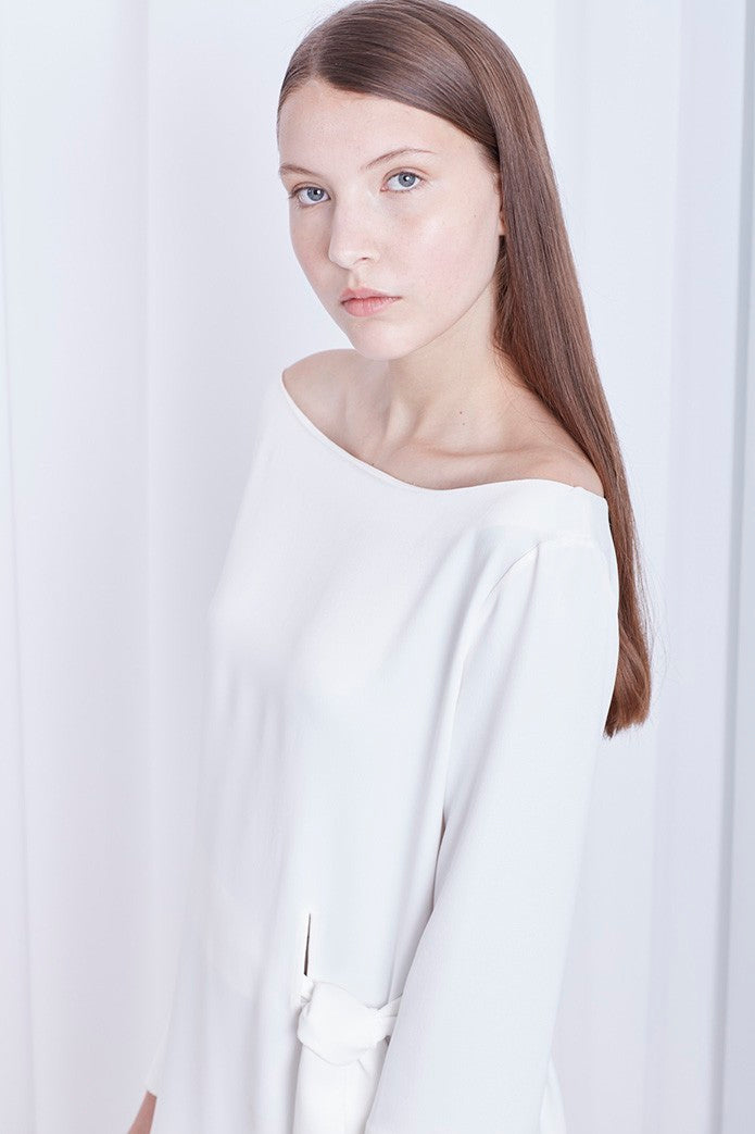 VESTIDO COM AMARRAÇÃO NA CINTURA