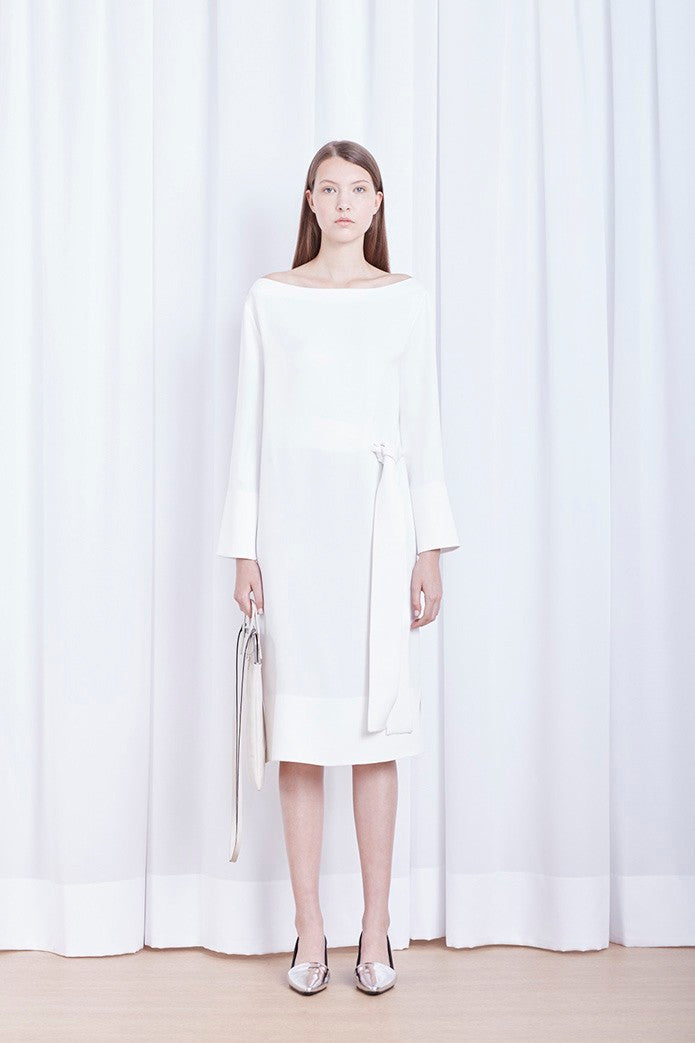 VESTIDO COM AMARRAÇÃO NA CINTURA