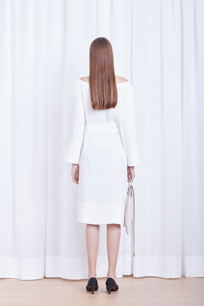 VESTIDO COM AMARRAÇÃO NA CINTURA