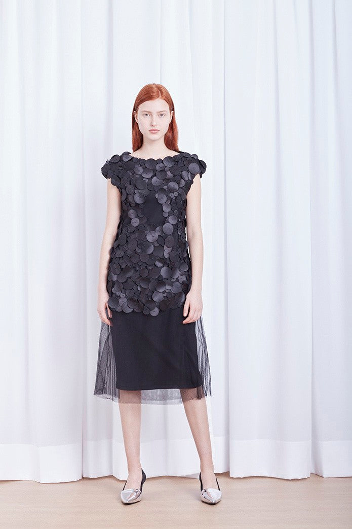 VESTIDO MIDI COM APLICAÇÕES DE BOLAS