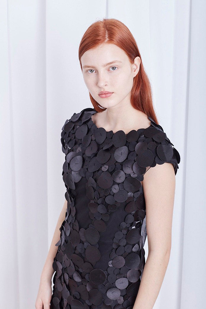 VESTIDO MIDI COM APLICAÇÕES DE BOLAS