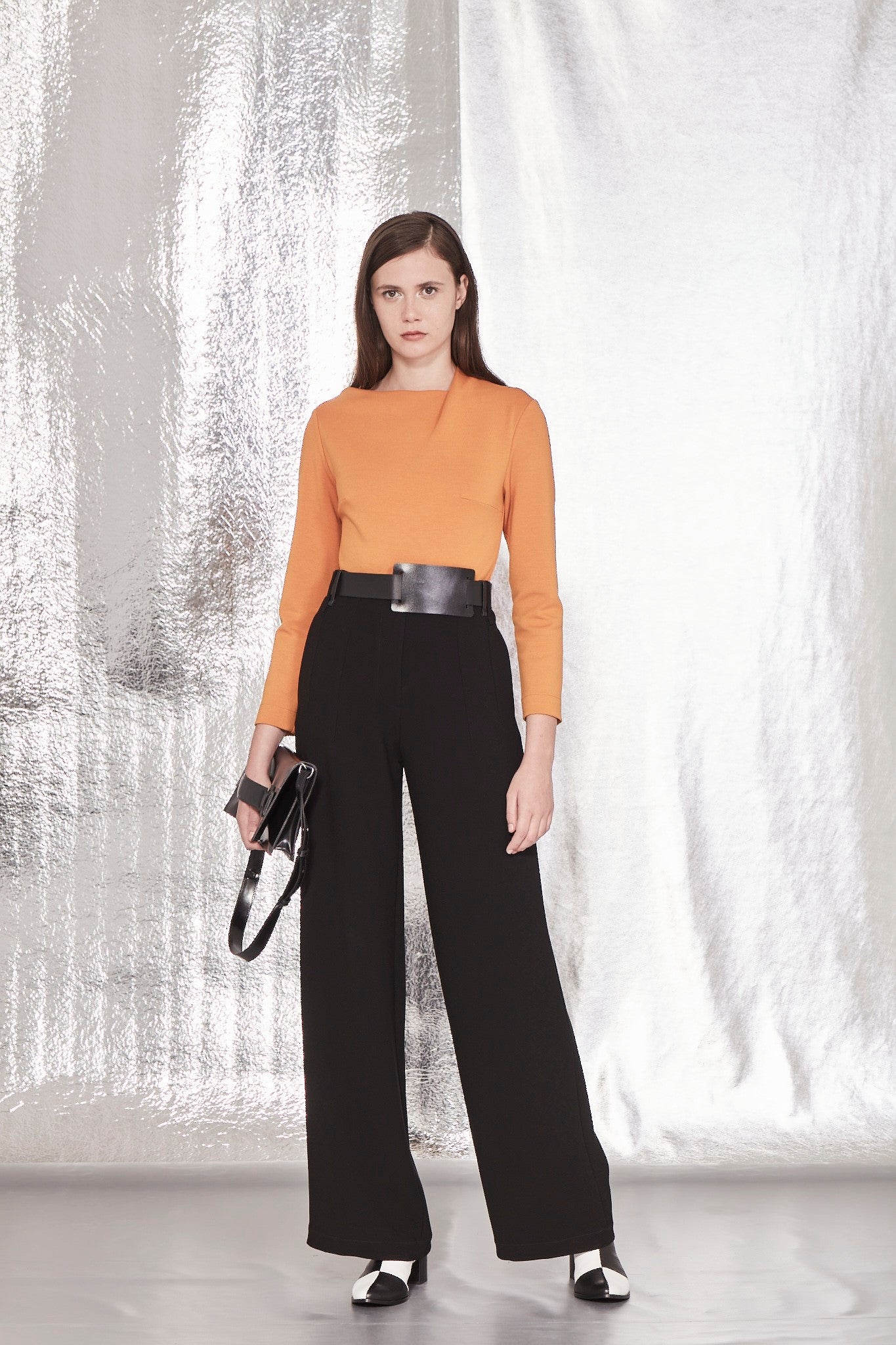 BLUSA COM PREGA NO DECOTE