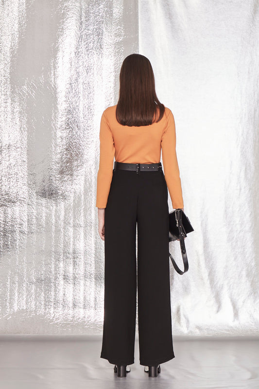 BLUSA COM PREGA NO DECOTE