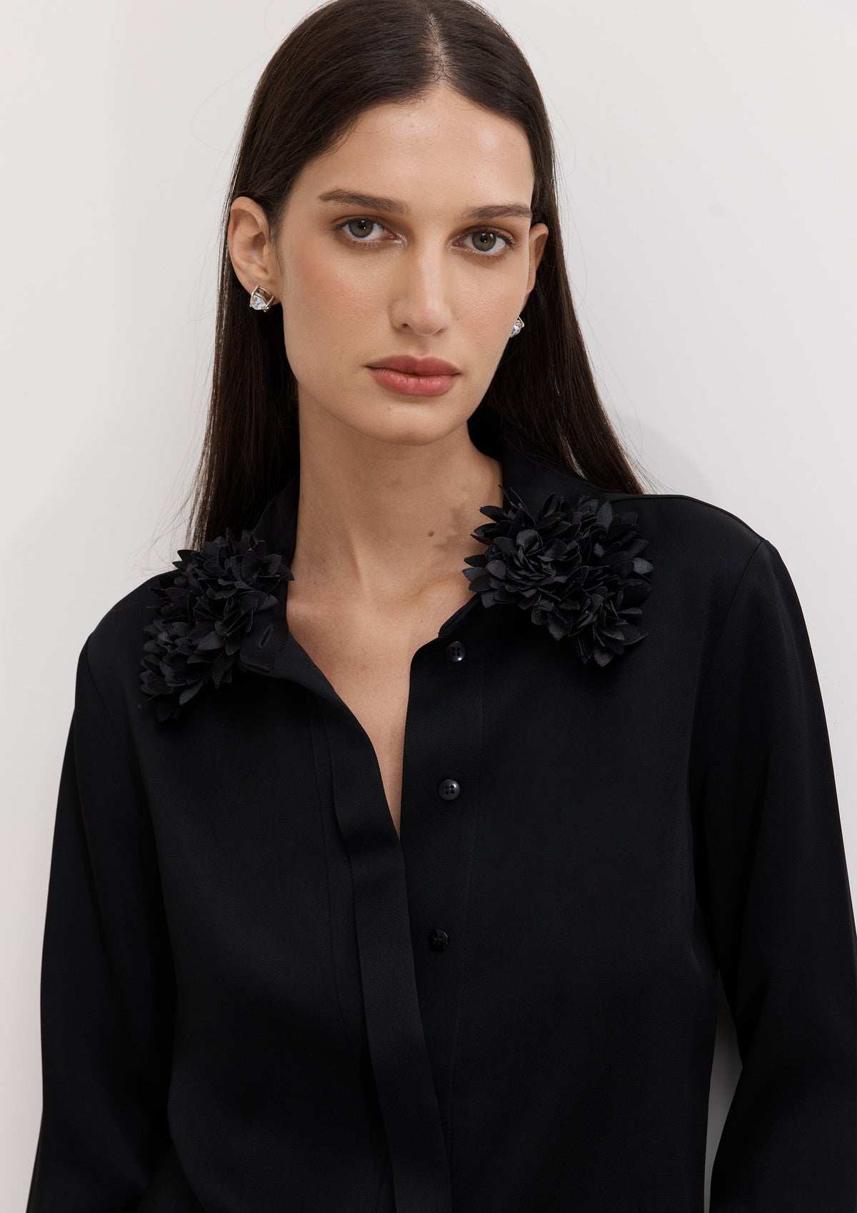 CAMISA COM FLORES PÉTALAS NA GOLA