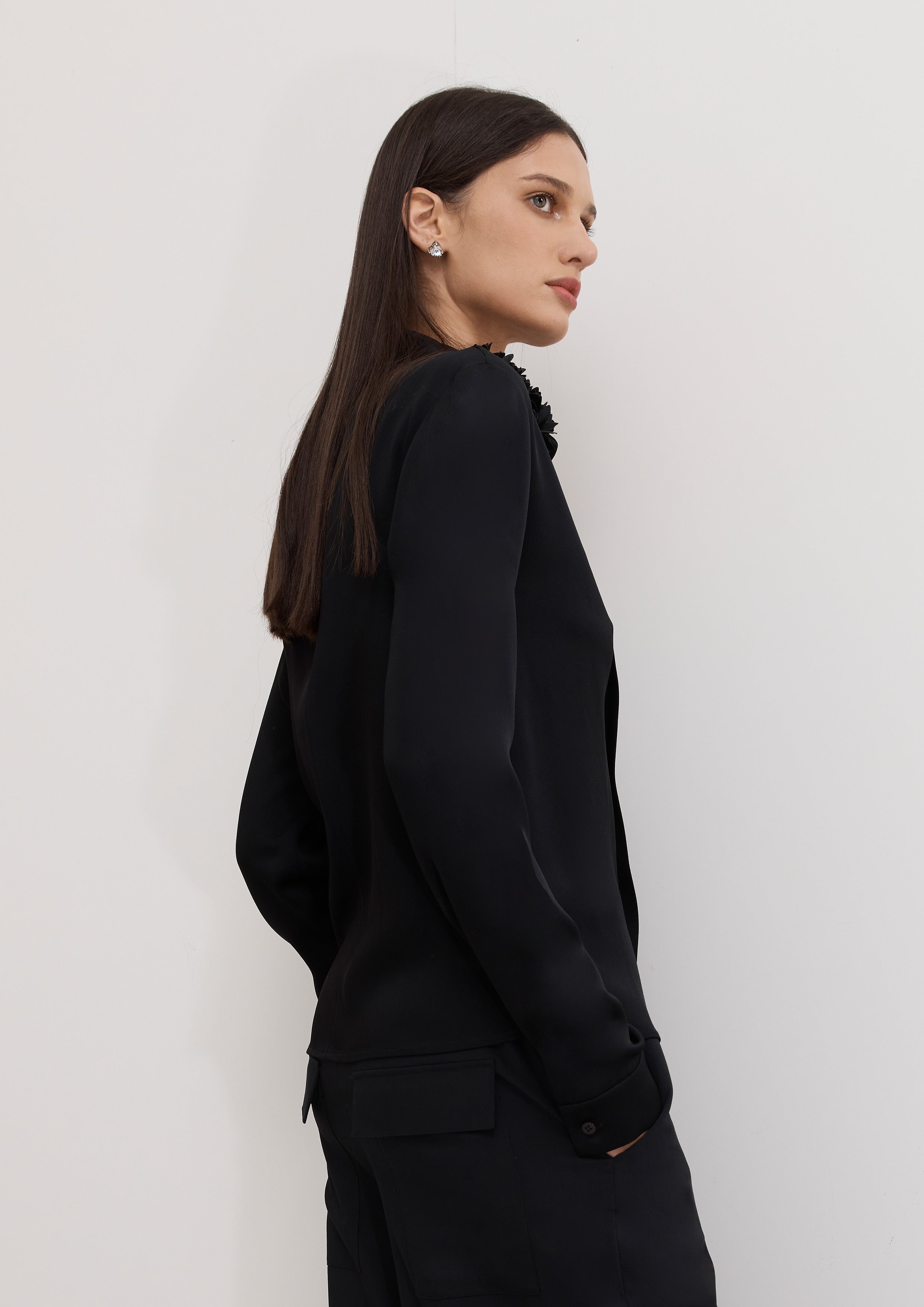 CAMISA COM FLORES PÉTALAS NA GOLA