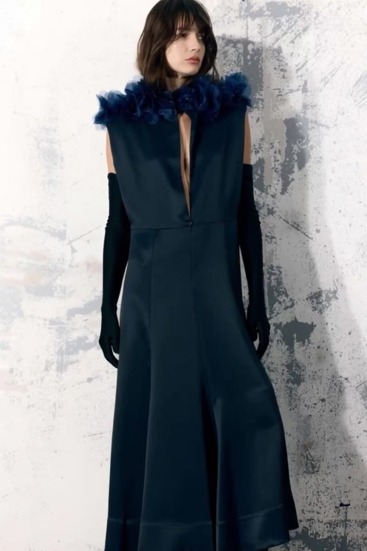 VESTIDO COM GOLA ROSAS 3D