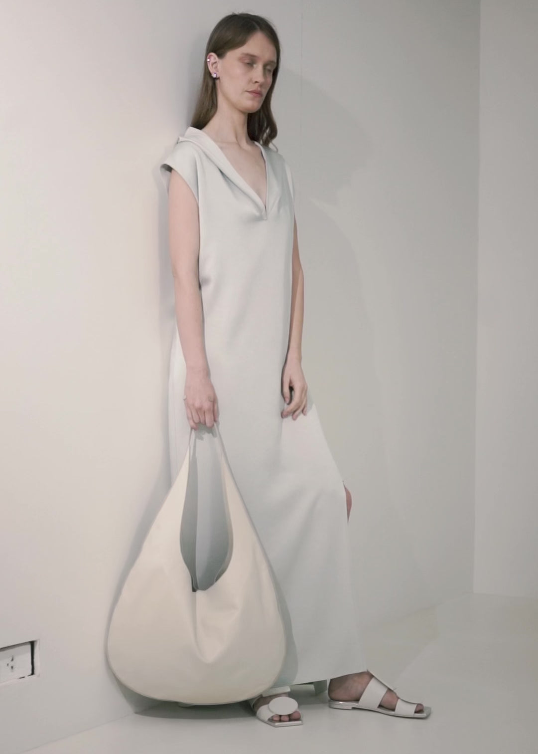 VESTIDO DE FESTA COLUNA COM CAPUZ