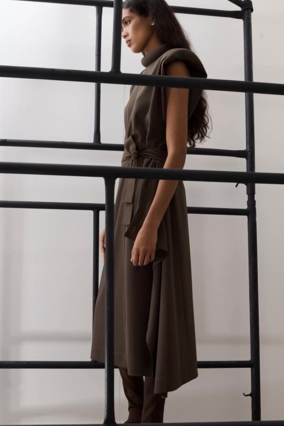 VESTIDO GOLA ROLÊ COM SAIA TRANSPASSADA