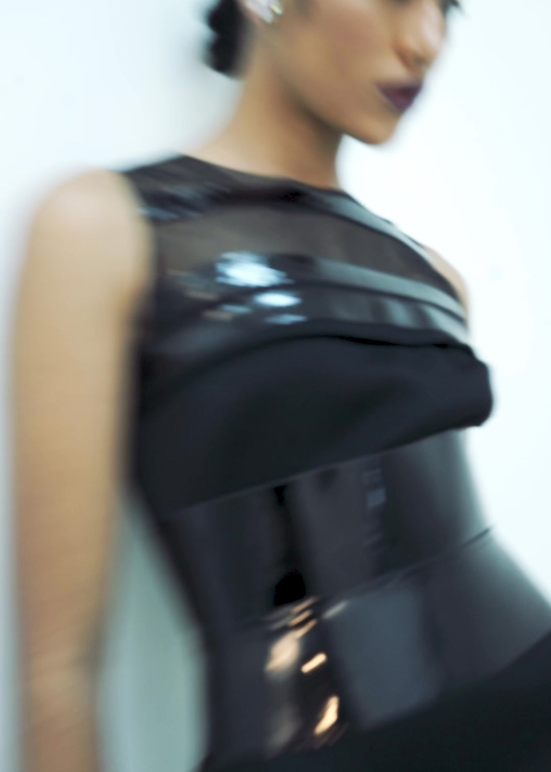 VESTIDO FESTA  COM FENDA E VERNIZ