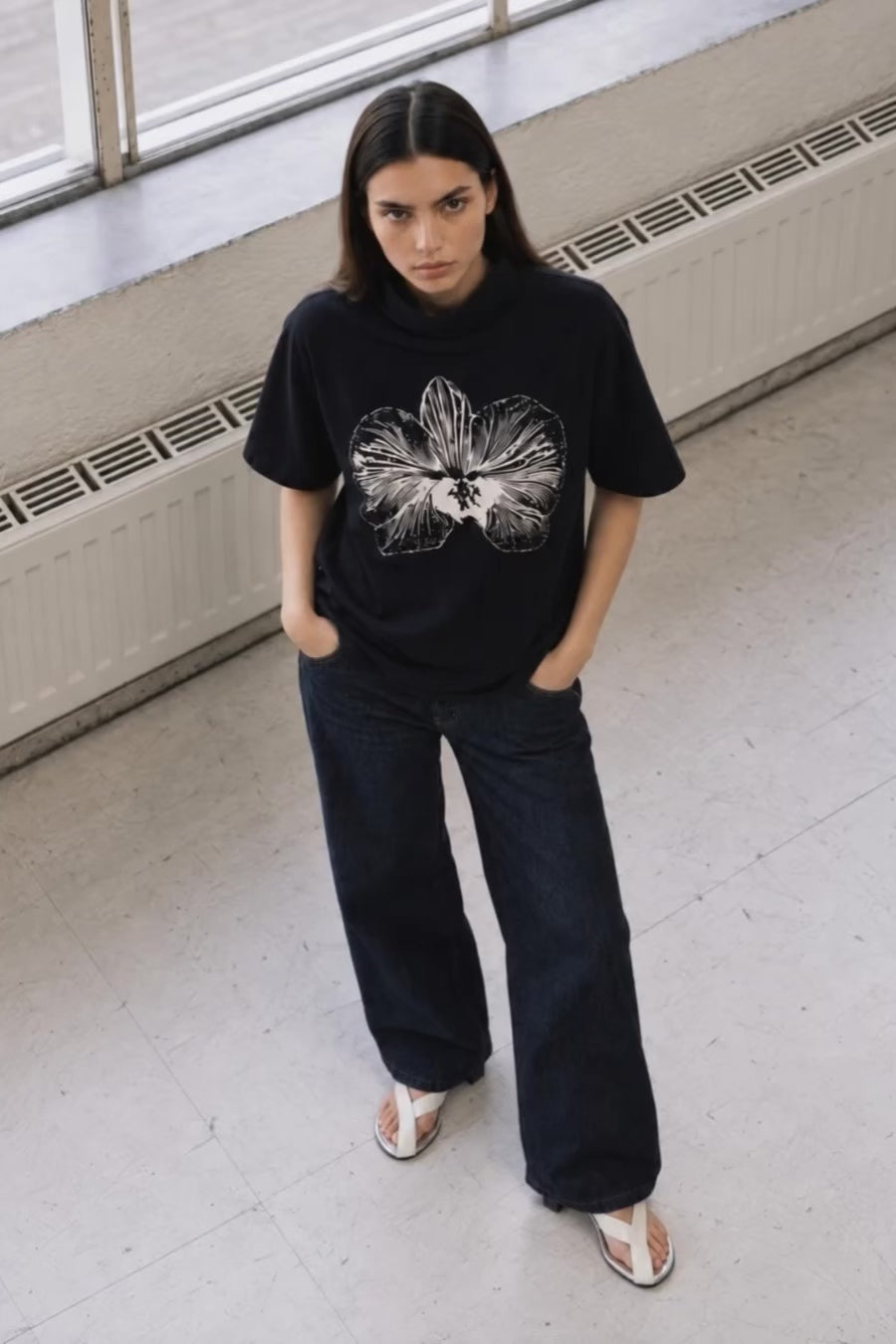 CAMISETA COM GOLA E ORQUÍDEA