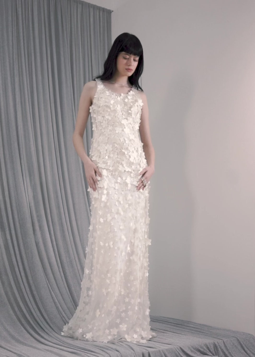 VESTIDO COM APLICAÇÕES DE FOLHAS