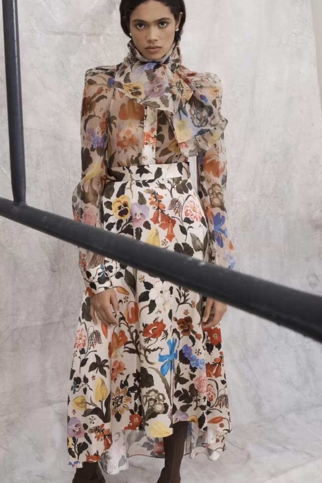 CAMISA COM ECHARPE FLOR ELISABETANA