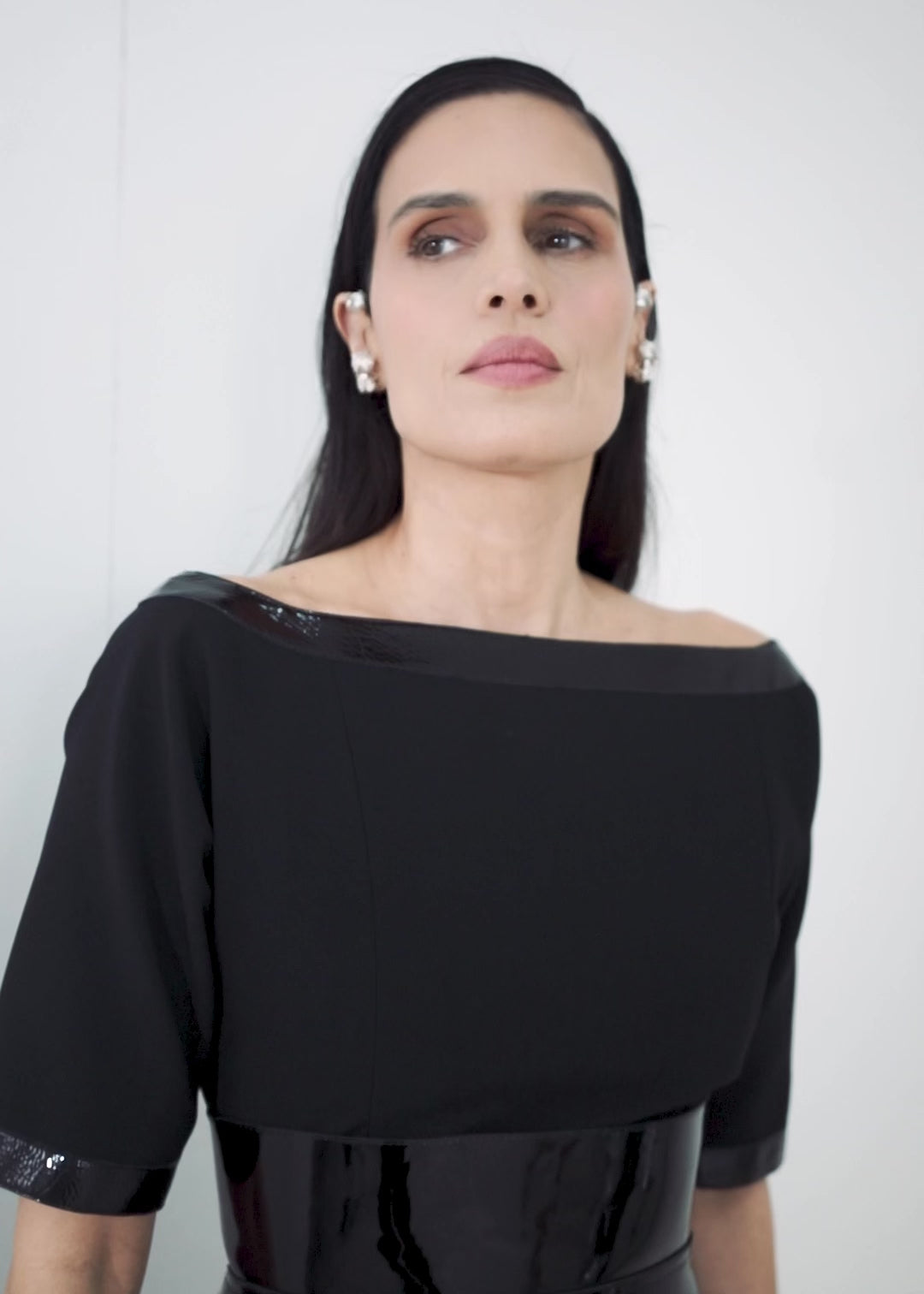 VESTIDO COQUETEL COM VIVOS DE COURO