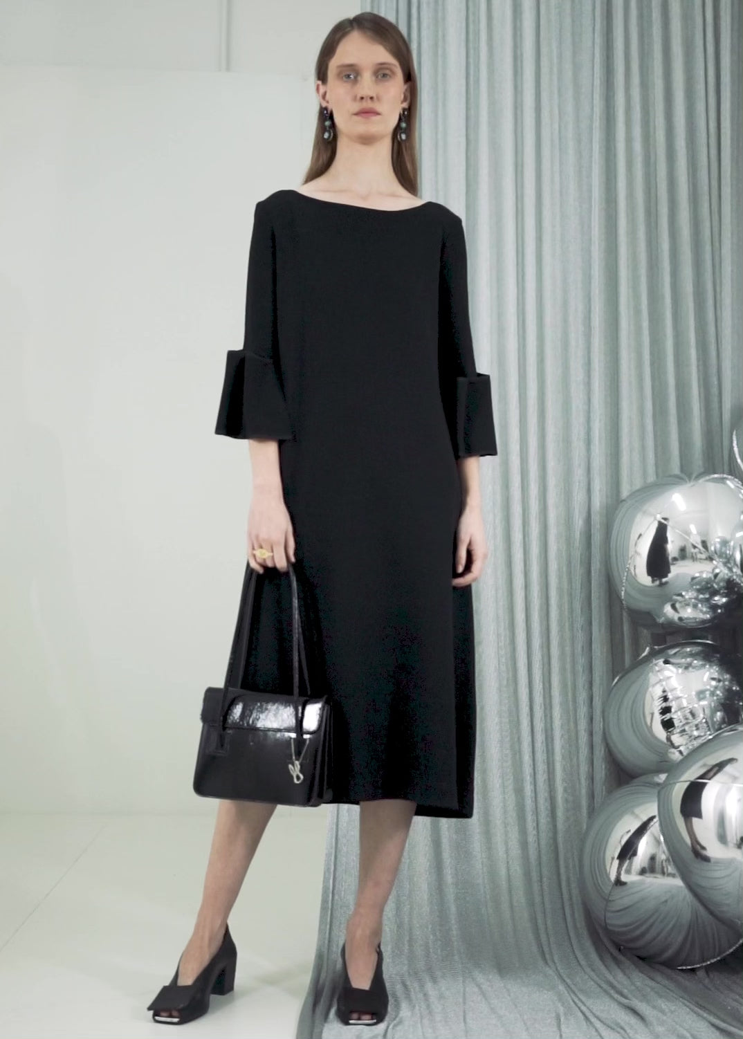 VESTIDO DETALHE NAS MANGAS