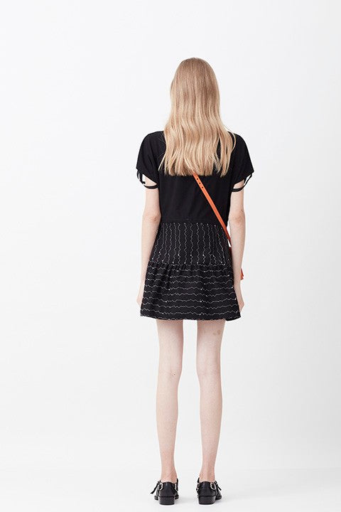 VESTIDO CURTO COM SAIA RODADA