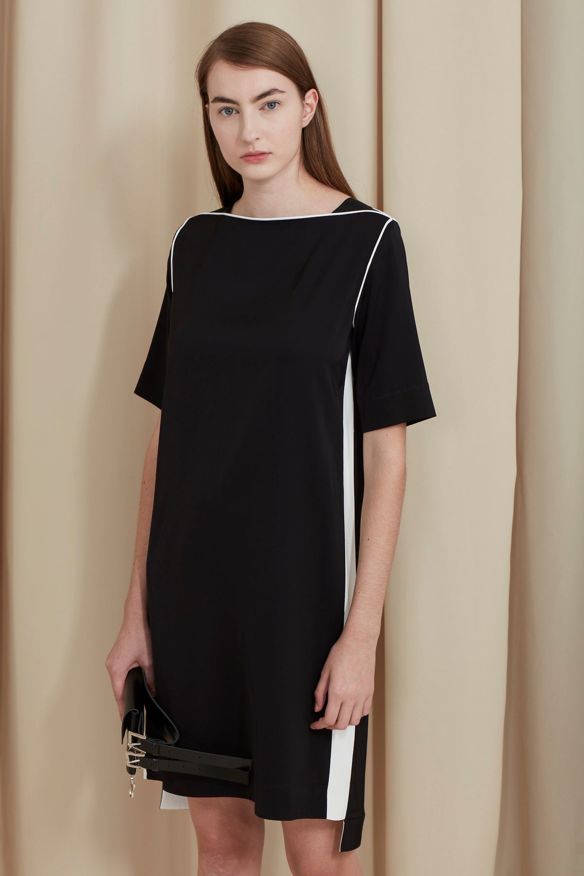VESTIDO RETO COM DETALHE DE VIÉS
