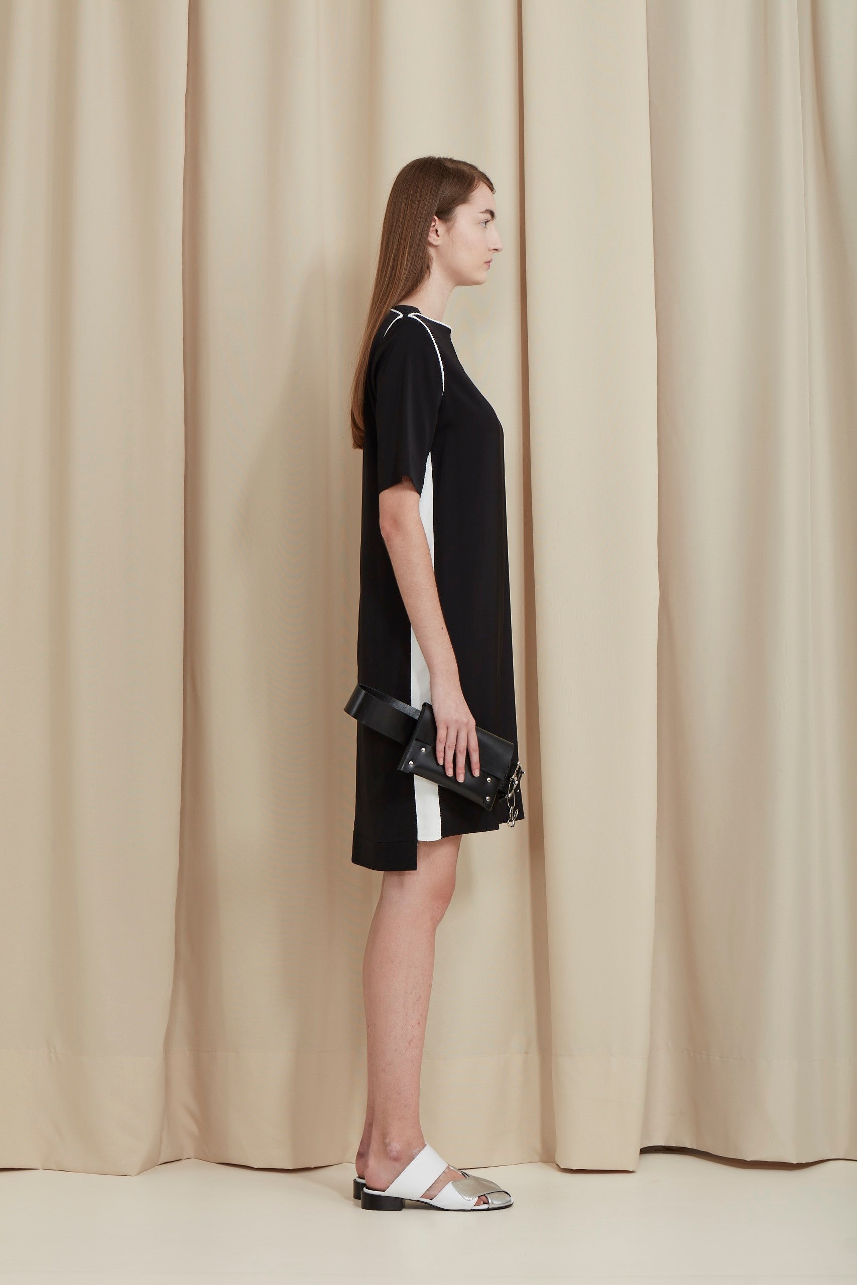 VESTIDO RETO COM DETALHE DE VIÉS