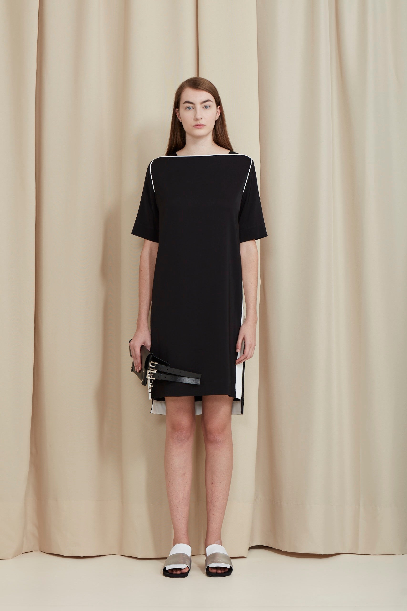 VESTIDO RETO COM DETALHE DE VIÉS
