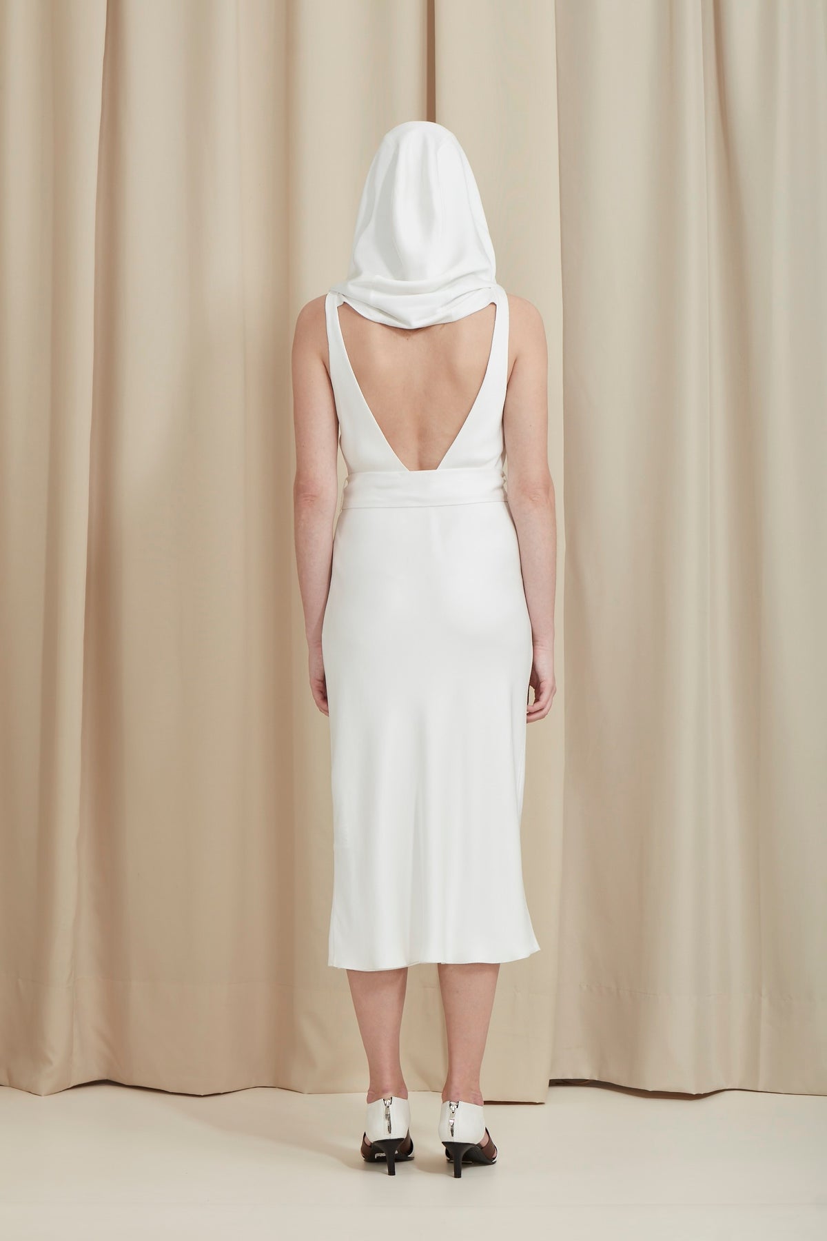 VESTIDO MIDI COM CAPUZ