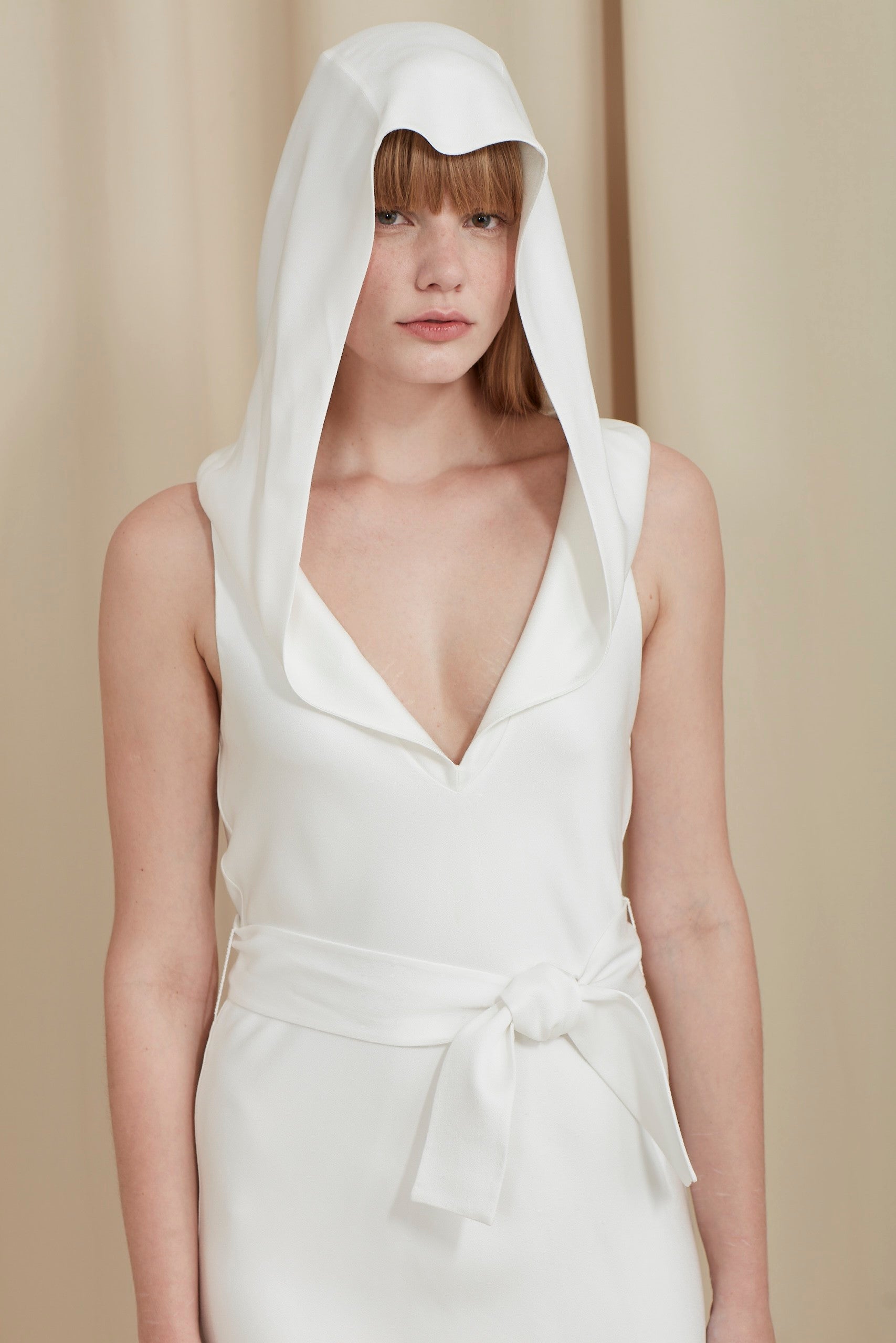 VESTIDO MIDI COM CAPUZ
