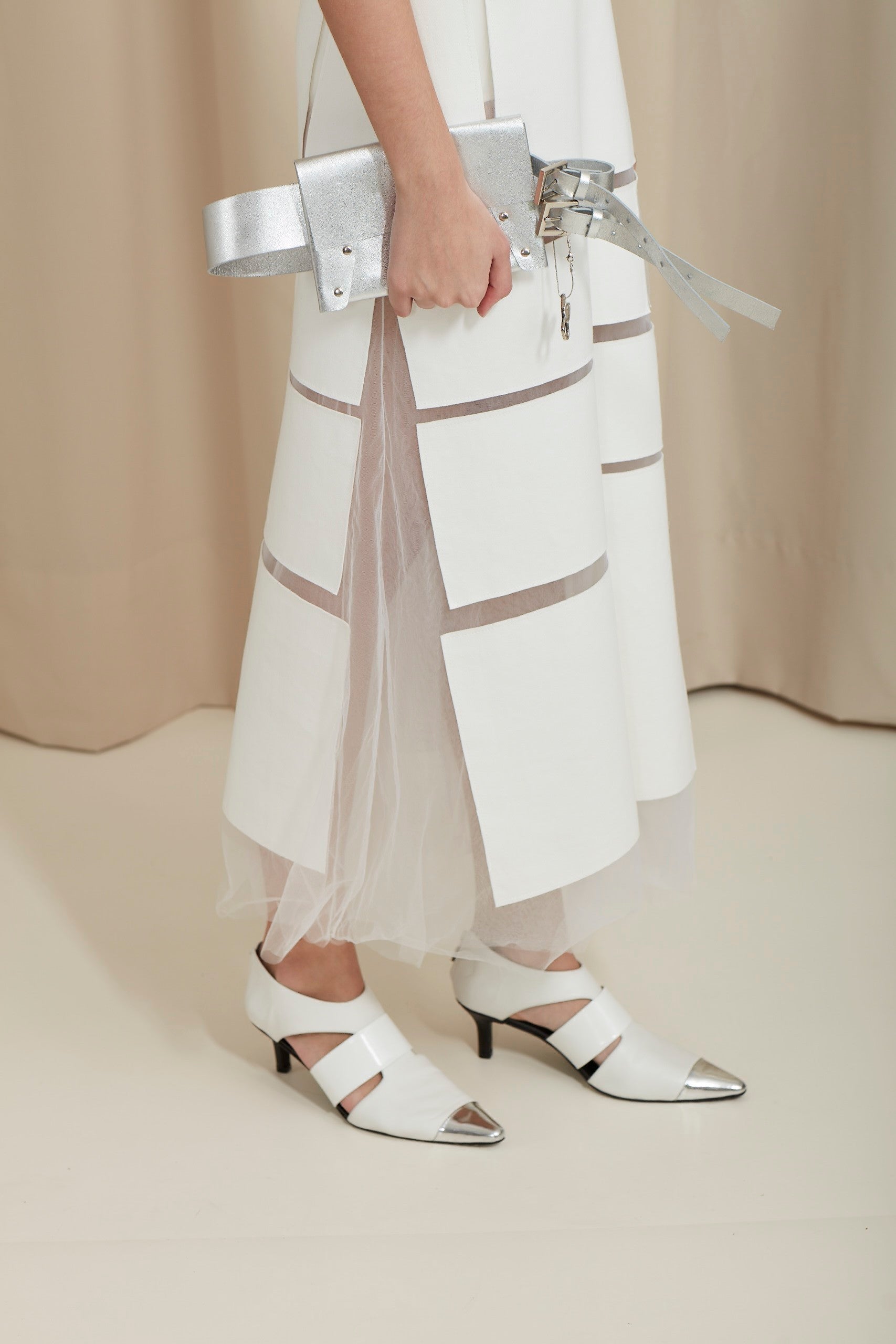 VESTIDO DE TULE COM APLICAÇÕES DE QUADRADOS