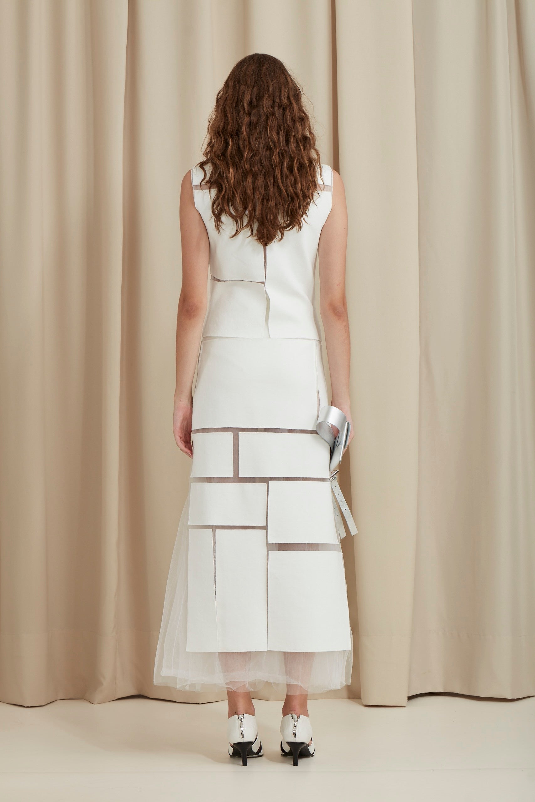 VESTIDO DE TULE COM APLICAÇÕES DE QUADRADOS